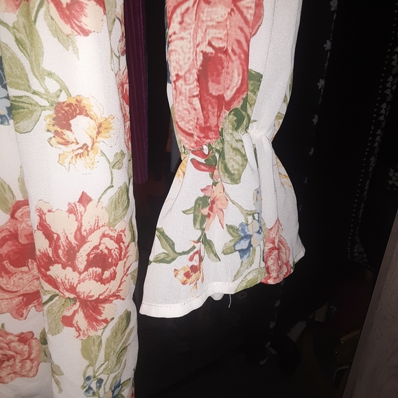 Flying Tomato Floral Romper - Picture 6 of 8